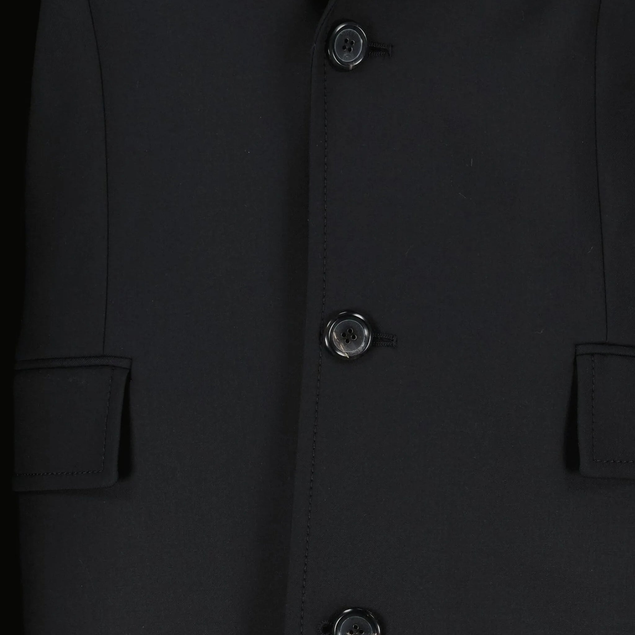 button-fastening satin-back coat