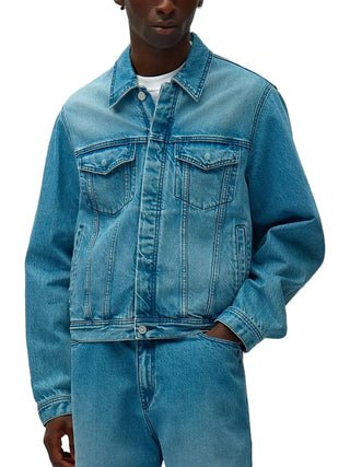 Arte Antwerp blue denim jacket with circle logo, chest pockets, and button closure. Classic fit, available at our Lisbon store.