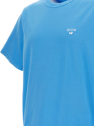 Blue short-sleeve t-shirt with a white arte logo 