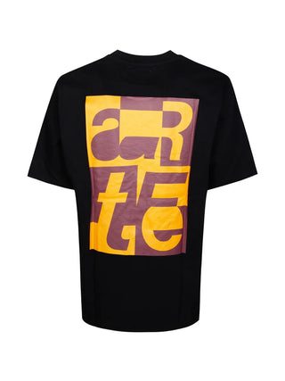 Black short-sleeve t-shirt with 'arte' graphic design in yellow and purple.