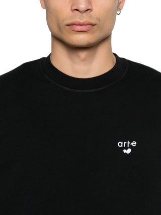 Black sweatshirt with a white 'arte' logo