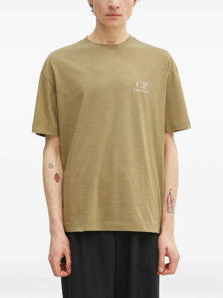 C.P. Company light brown logo T-shirt in cotton with crew neck and regular fit. Everyday essential, available at our Lisbon store.