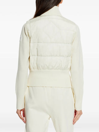 A white puffer jacket from Canada Goose. Clean, contoured quilting with a zip, logo patch and ribbed hem for extra warmth. Available at our Lisbon store. 