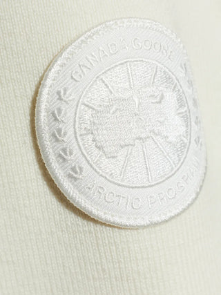 A white puffer jacket from Canada Goose. Clean, contoured quilting with a zip, logo patch and ribbed hem for extra warmth. Available at our Lisbon store. 