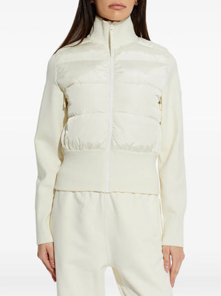 A white puffer jacket from Canada Goose. Clean, contoured quilting with a zip, logo patch and ribbed hem for extra warmth. Available at our Lisbon store. 