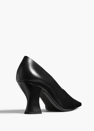 The Colleen Pumps by KHAITE. Impeccably crafted with a sleek pointed toe and elevated heel. Timeless footwear available at our Lisbon store. 