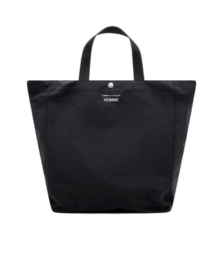 A minimalist nylon shopper from COMME DES GARÇONS HOMME. Features a roomy main compartment and two durable handles. Available at our Lisbon store. 