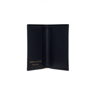 COMME DES GARÇONS bi-fold leather wallet. Classic design in smooth cowhide with card slots and a bill compartment. Gold-tone interior logo.