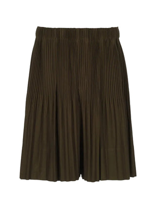 HOMME PLISSÉ ISSEY MIYAKE wide-leg pleated shorts. Signature vertical pleating, elasticated waist, and quick-dry polyester. Available at our Lisbon store. 
