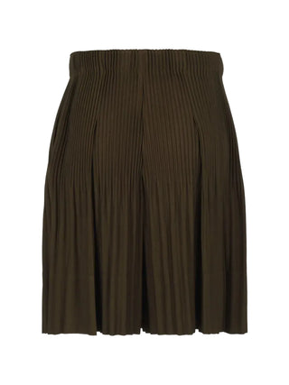 HOMME PLISSÉ ISSEY MIYAKE wide-leg pleated shorts. Signature vertical pleating, elasticated waist, and quick-dry polyester. Available at our Lisbon store. 