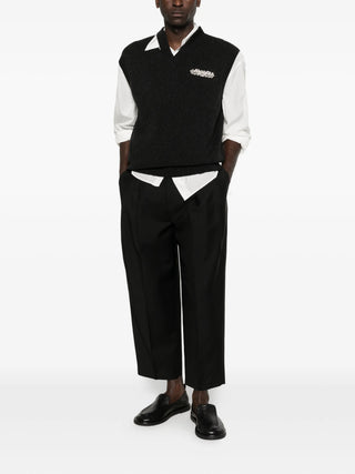Jil Sander black pleated cropped trousers with straight leg and tailored fit. Modern, refined style, available at our Lisbon store.