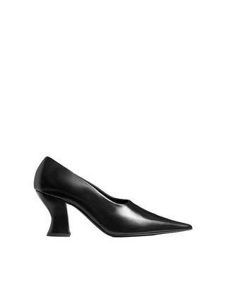 The Colleen Pumps by KHAITE. Impeccably crafted with a sleek pointed toe and elevated heel. Timeless footwear available at our Lisbon store. 