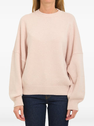 KHAITE Margaux sweater in pink cashmere with oversized fit and dropped shoulders. Soft and refined. Available at our Lisbon store.
