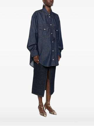 KHAITE Christensen shirt. Relaxed fit, crisp cotton poplin, and a curved hem. Effortless elegance with a modern edge. Available at our Lisbon store.