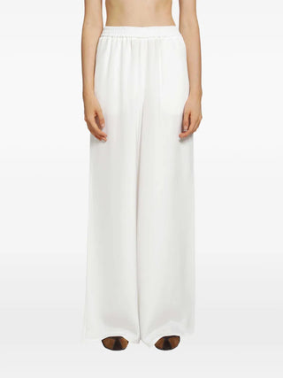 Max Mara wide-leg trousers. Fluid palazzo silhouette, front pleats, and impeccable Italian craftsmanship. Timeless elegance, available at our Lisbon store. 
