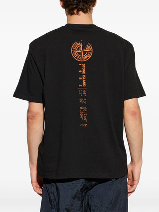 Stone Island logo-print T-shirt in pure cotton jersey. Garment dyed with the iconic Compass logo print. Available at our Lisbon store. 