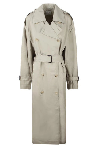 TOTEME's summer trench in crisp fabric. Lightweight, relaxed, and effortlessly elegant. The perfect warm-weather outerwear piece. Available at our Lisbon store.
