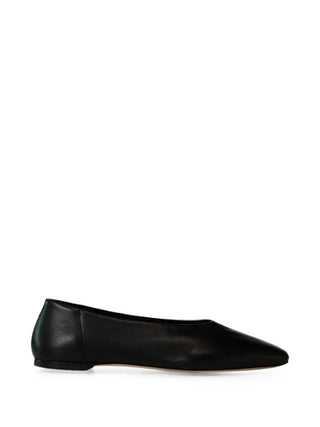 TOTEME's slip-on ballerinas in soft nappa leather. Minimalist flats with a sleek silhouette for everyday elegance. Available at our Lisbon store. 