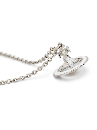 Vivienne Westwood Simonetta pearl pendant. 100% brass construction with glass-based pearl and polished hardware. A timeless piece for everyday wear.