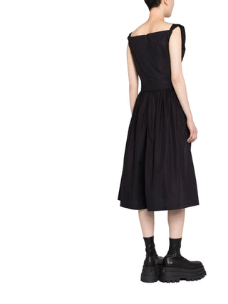 Crafted from organic cotton poplin, this dress showcases a sculpted, corset-inspired bodice and a midi-length skirt. Available at our Lisbon store. 