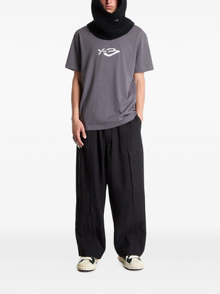 Y-3 SU Pleated Pants in black with drawstring waist and box pleats. Tailored comfort, available at our Lisbon store.