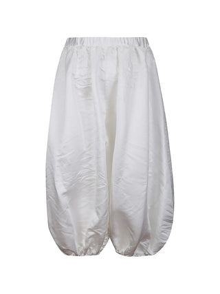 White pants with elaticated waist and tapered by the knee